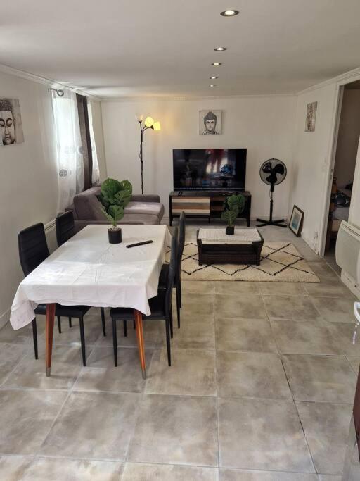 Appartement En Residence Gagny Exteriör bild