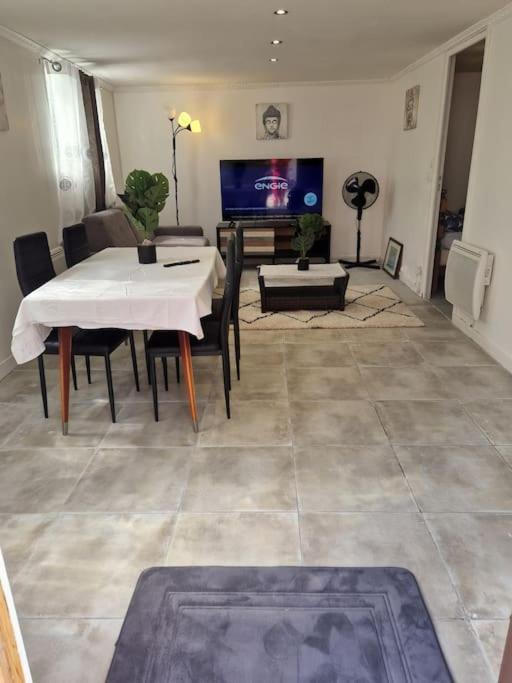 Appartement En Residence Gagny Exteriör bild